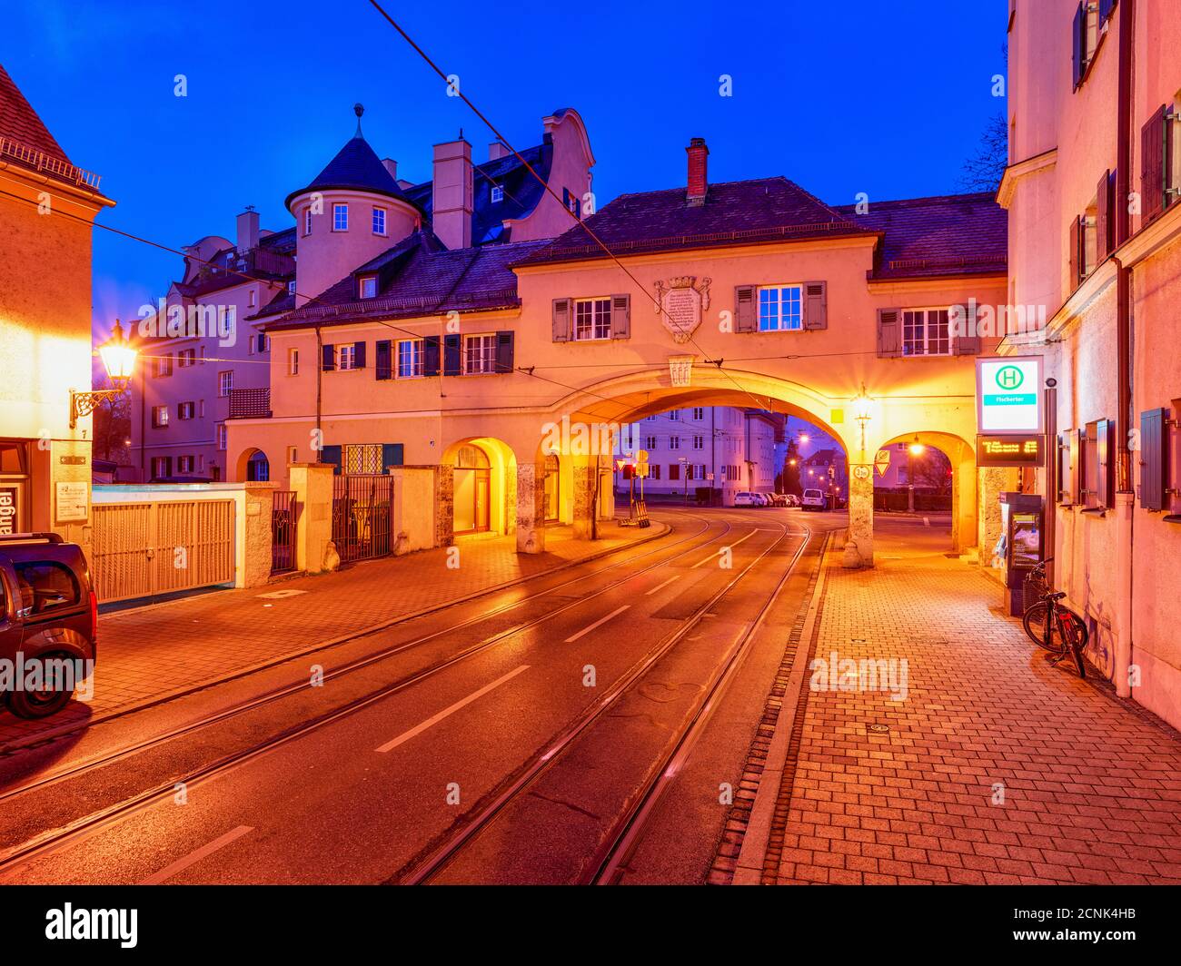 Tor, Stadttor, Haus, Altstadt, Straße, Straßenbahnhaltestelle, historisches Gebäude, Denkmal, Sehenswürdigkeit, Morgendämmerung Stockfoto