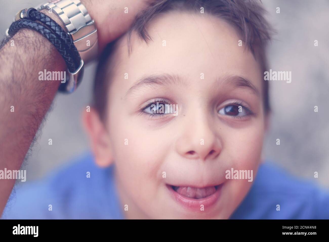 Schöne dunkelhaarige kaukasischen Kind lachen mit Kopf streichelte durch getrennt alleinerziehenden Vater. Hochwertige Fotos Stockfoto