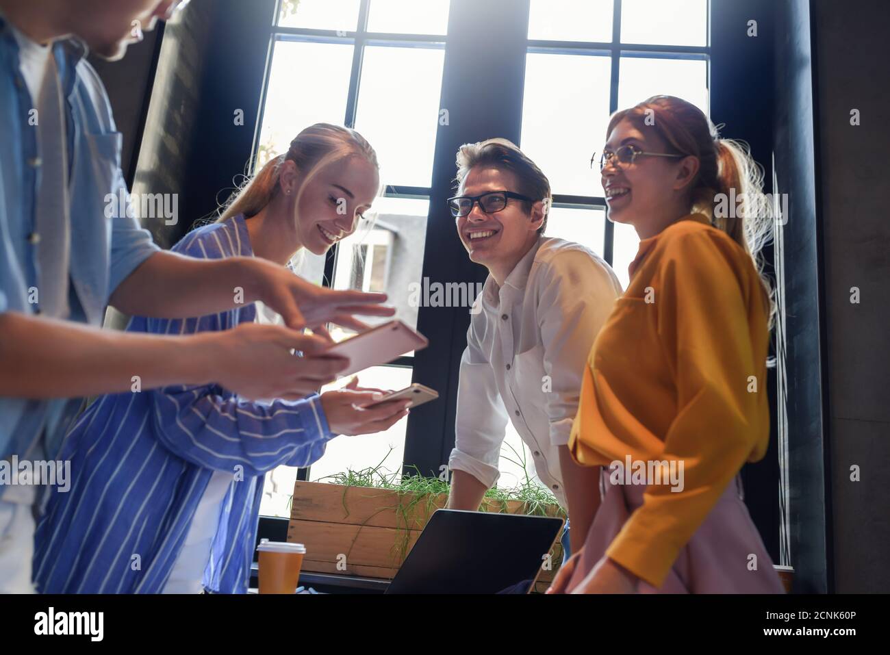 Gruppe von verschiedenen Designern, die ein Meeting-Konzept haben. Team von Grafikdesignern mit einem Meeting im Büro. Stockfoto