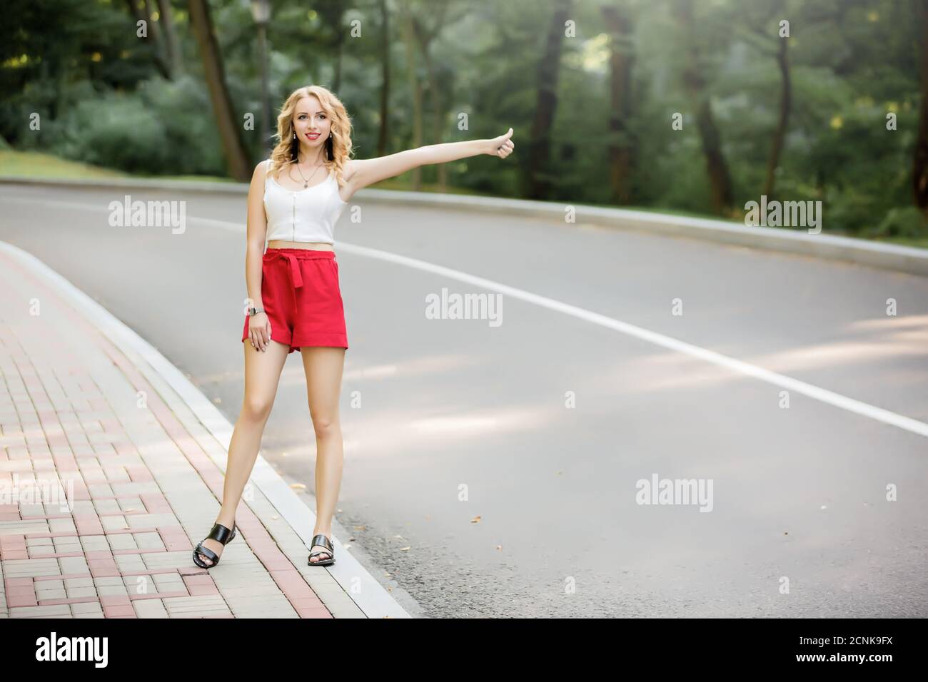 Sommer Lifestyle Porträt von ziemlich jungen attraktiven Reisenden Mädchen in roten Shorts, zu Fuß allein in der Innenstadt von Europa, tryin Stockfoto