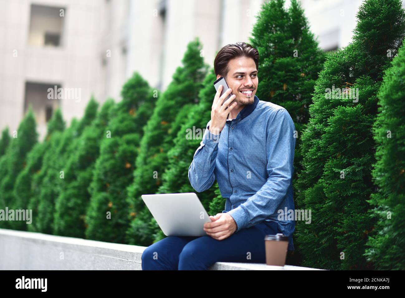 Nachdenklicher junger kaukasischer Mann mit Laptop, um online zu chatten. Stockfoto