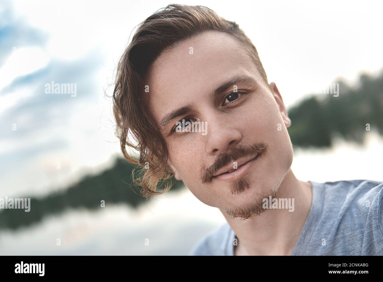 Schöner kaukasischer Kerl nimmt ein Selfie am Strand - Menschen, Lebensstil. Stockfoto