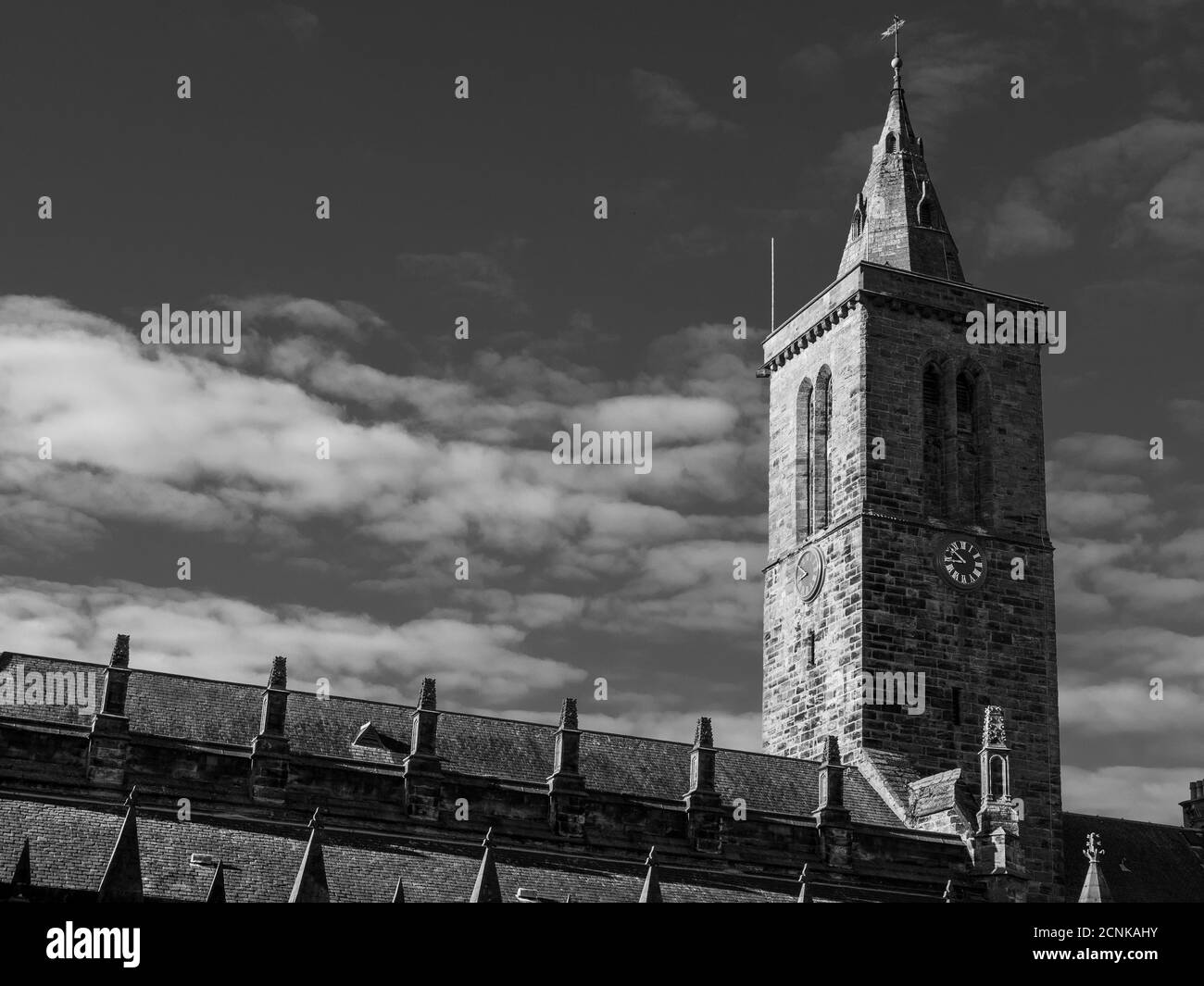 Black and White Landscape of St Salvators Chapel, University of St Andrews, Fife, Schottland, Großbritannien, GB. Stockfoto