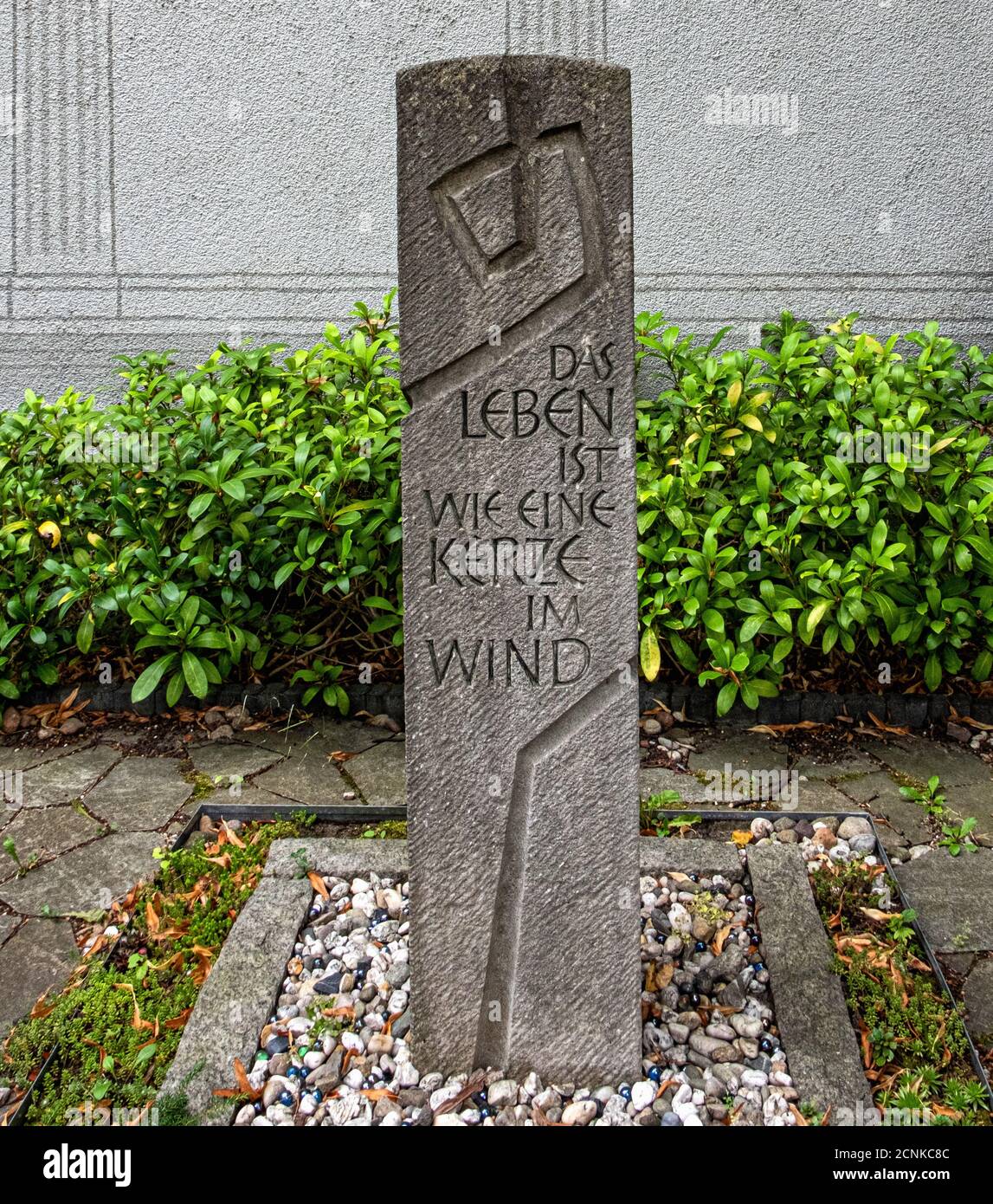 Alter St. Matthäus Kirchhof .Alter Matthäus-Friedhof,Schöneberg-Berlin. "Das Leben ist wie eine Kerze im Wind" Grabstein Stockfoto