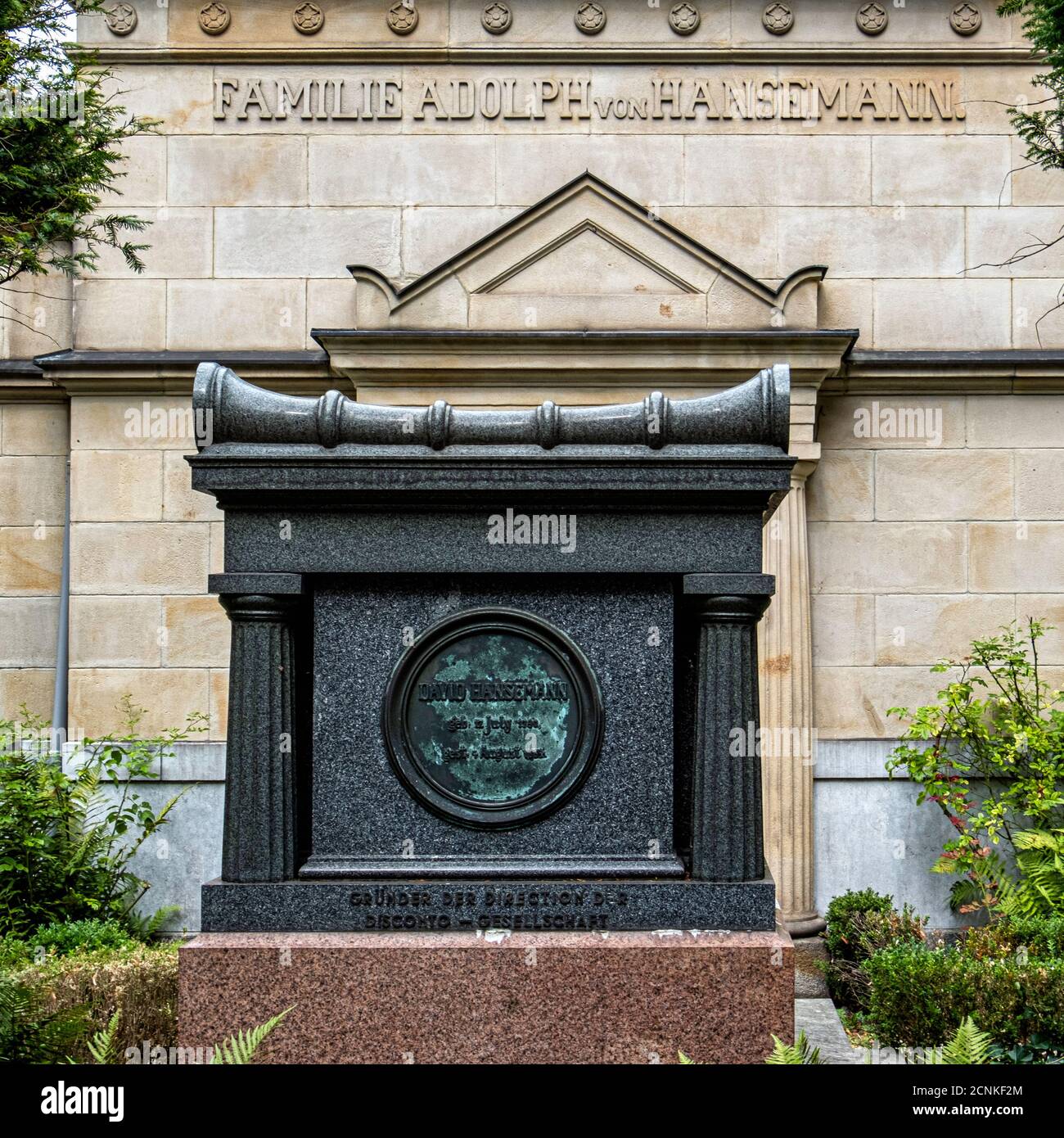 Alter St. Matthäus Kirchhof .Alter Matthäus-Friedhof,Schöneberg-Berlin.Adolph von Hansemann Familiengrab. Deutscher Bankier und Finanzier, er war ein Nein Stockfoto