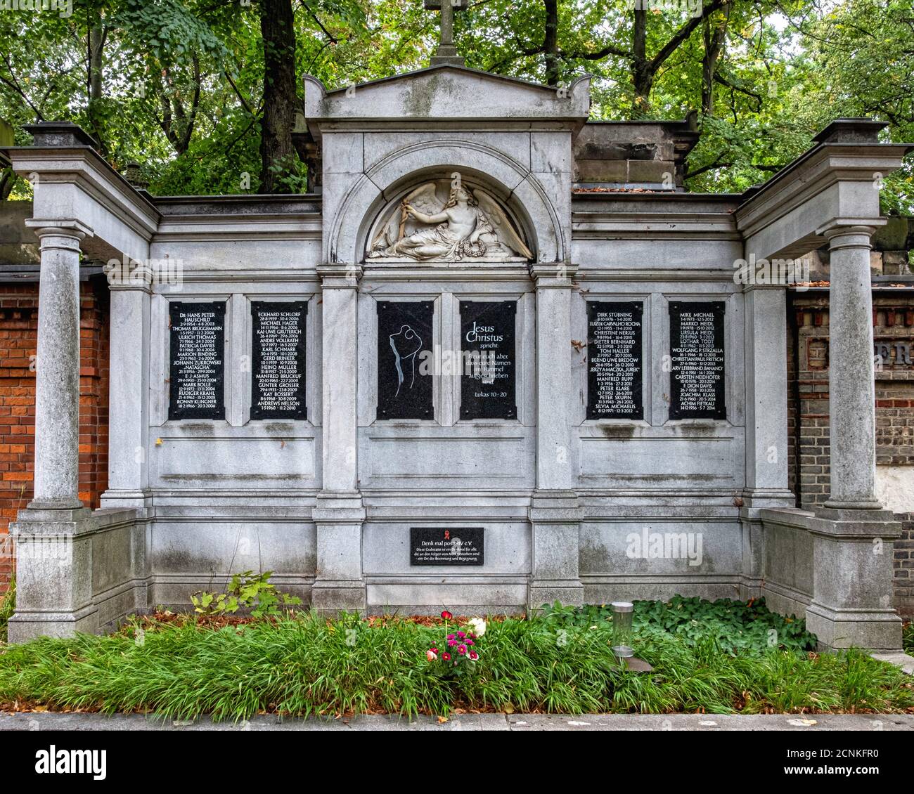 Alter St. Matthäus Kirchhof .Alter Matthäus-Friedhof,Schöneberg-Berlin. Gedenkstätte „denk mal positHIV“ für Menschen, die an AIDS gestorben sind. Stockfoto