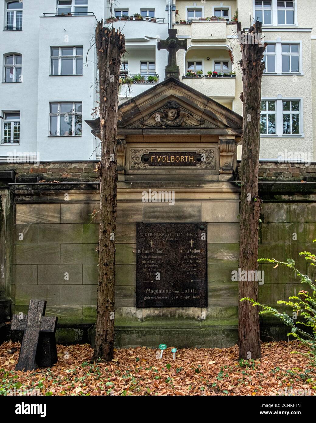 Alter St. Matthäus Kirchhof .Alter Matthäus-Friedhof,Schöneberg-Berlin.Volborth Familiengrab flankiert von 2 toten Bäumen Stockfoto