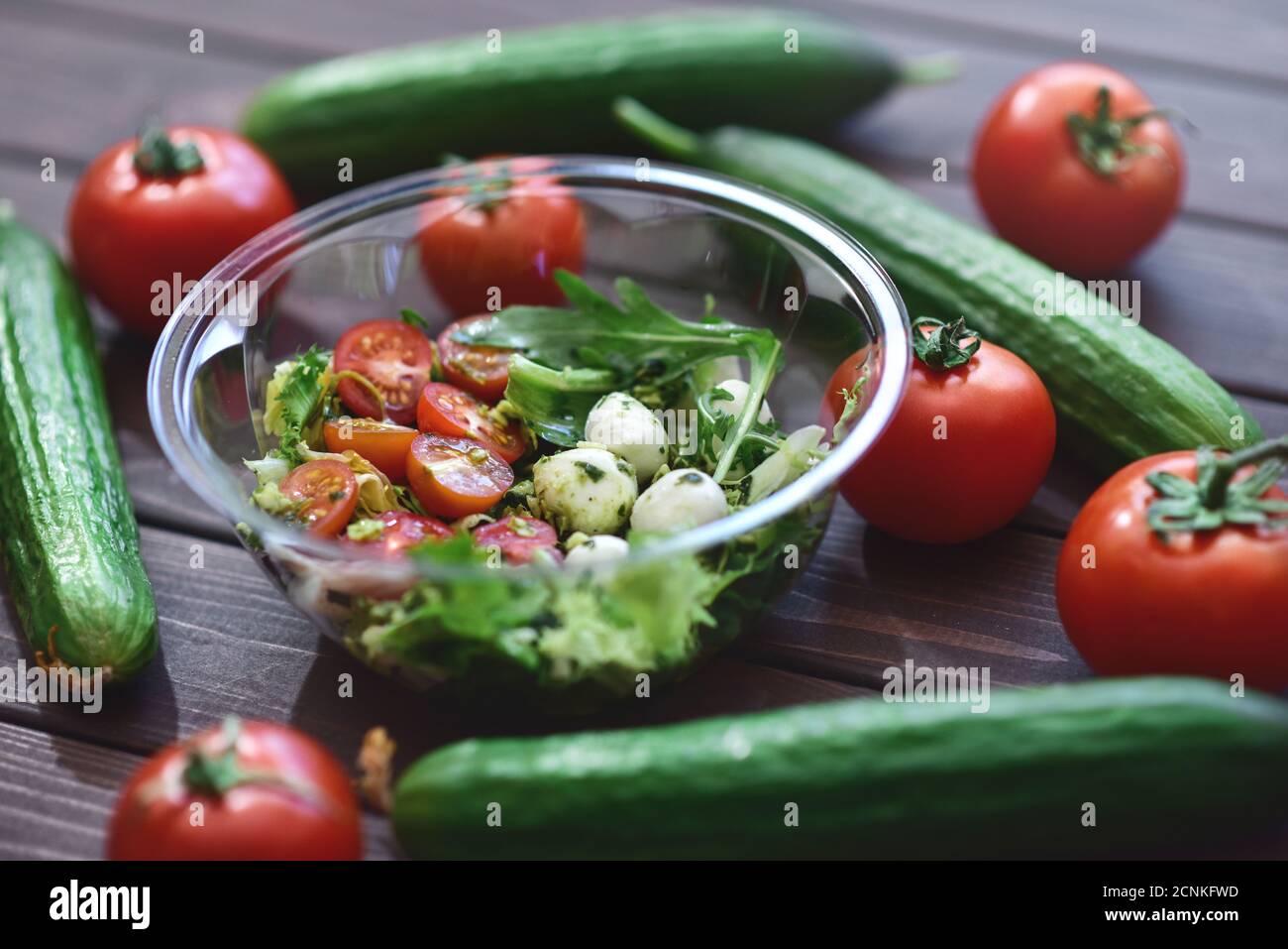 Gemüsemischung Salat auf dem Tisch, diätetische Mahlzeiten. Tomaten und Gurken Stockfoto