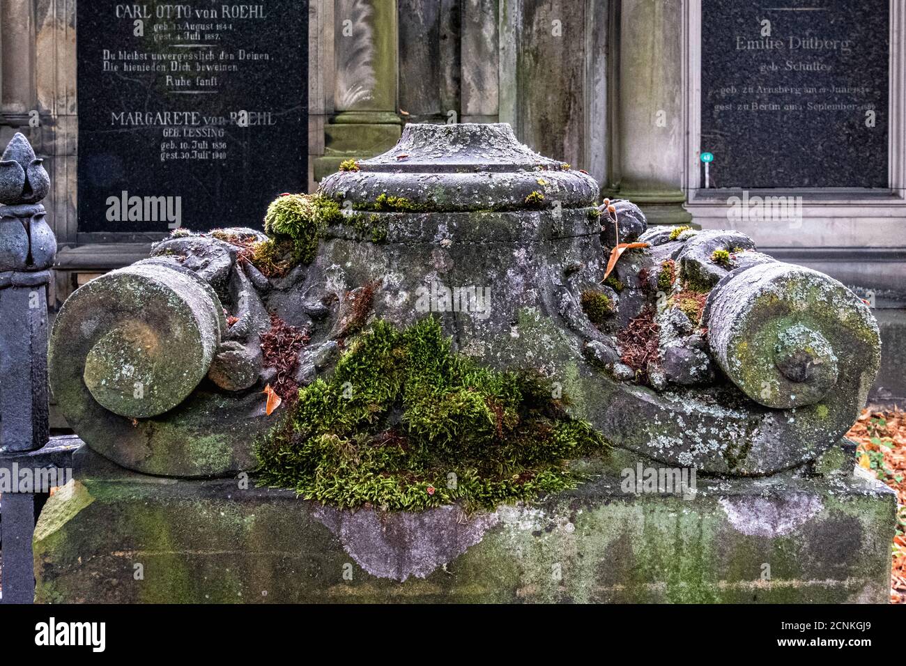 Alter St. Matthäus Kirchhof .Alter Matthäus-Friedhof,Schöneberg-Berlin. Grab Detail - Steinsäule Rest mit Moos bedeckt Stockfoto