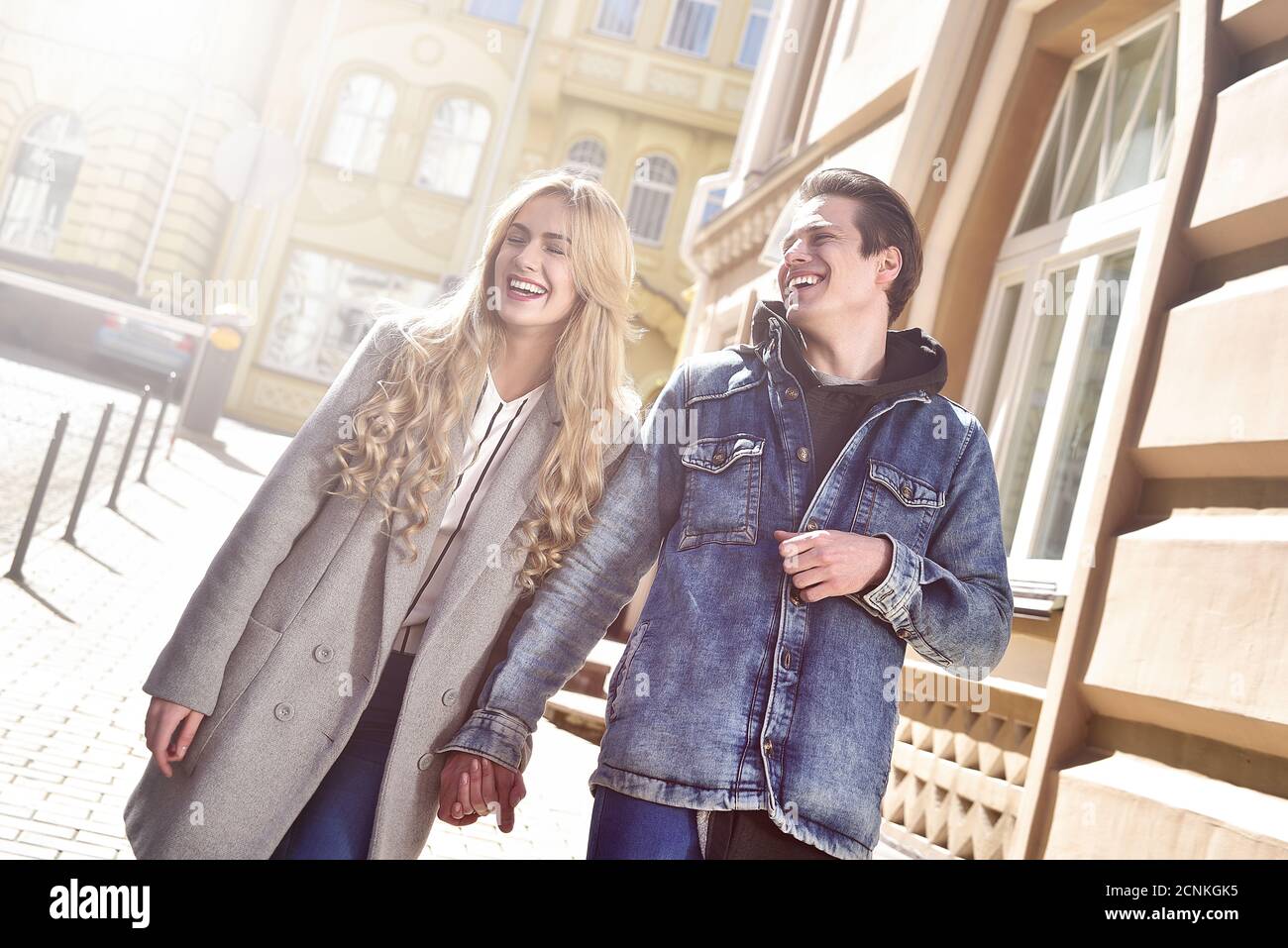 Paar auf der Straße und Spaß haben Stockfoto