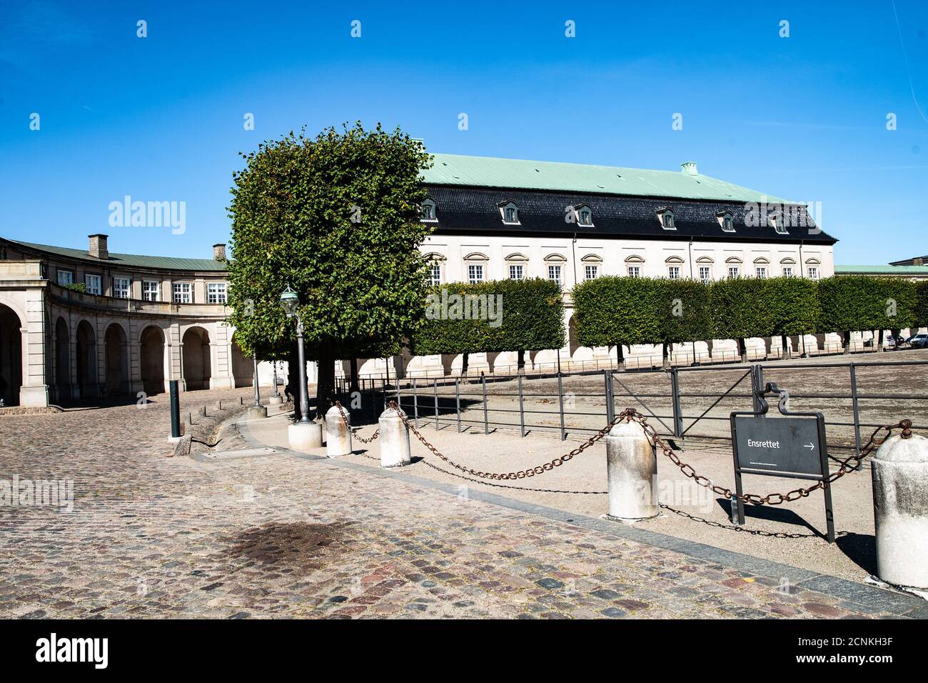 Kutschen und kladruber Pferde in den königlichen Stallungen, und der Stablemaster Major, Rittmaster, Niels Randløv. Stockfoto