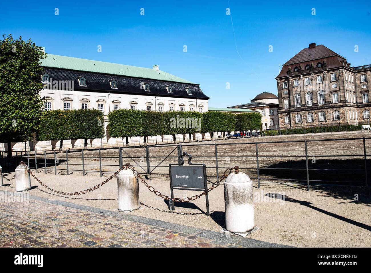 Kutschen und kladruber Pferde in den königlichen Stallungen, und der Stablemaster Major, Rittmaster, Niels Randløv. Stockfoto