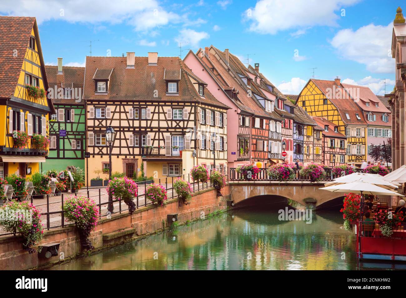 Schöne Aussicht auf die historische Stadt Colmar, auch bekannt als kleines Venedig. Romantische charmante Straßen mit bunten Häusern, Kanal und Brücke. Sommer Stockfoto