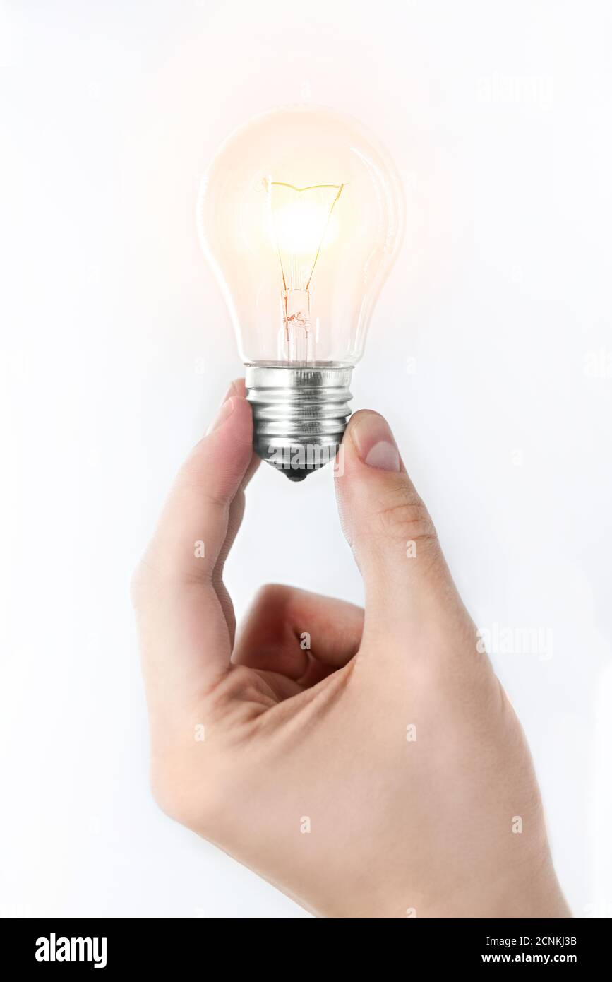 Ein Mann die Hand hält eine glühende Glühbirne auf einem weißen Hintergrund. Idee Konzept Stockfoto