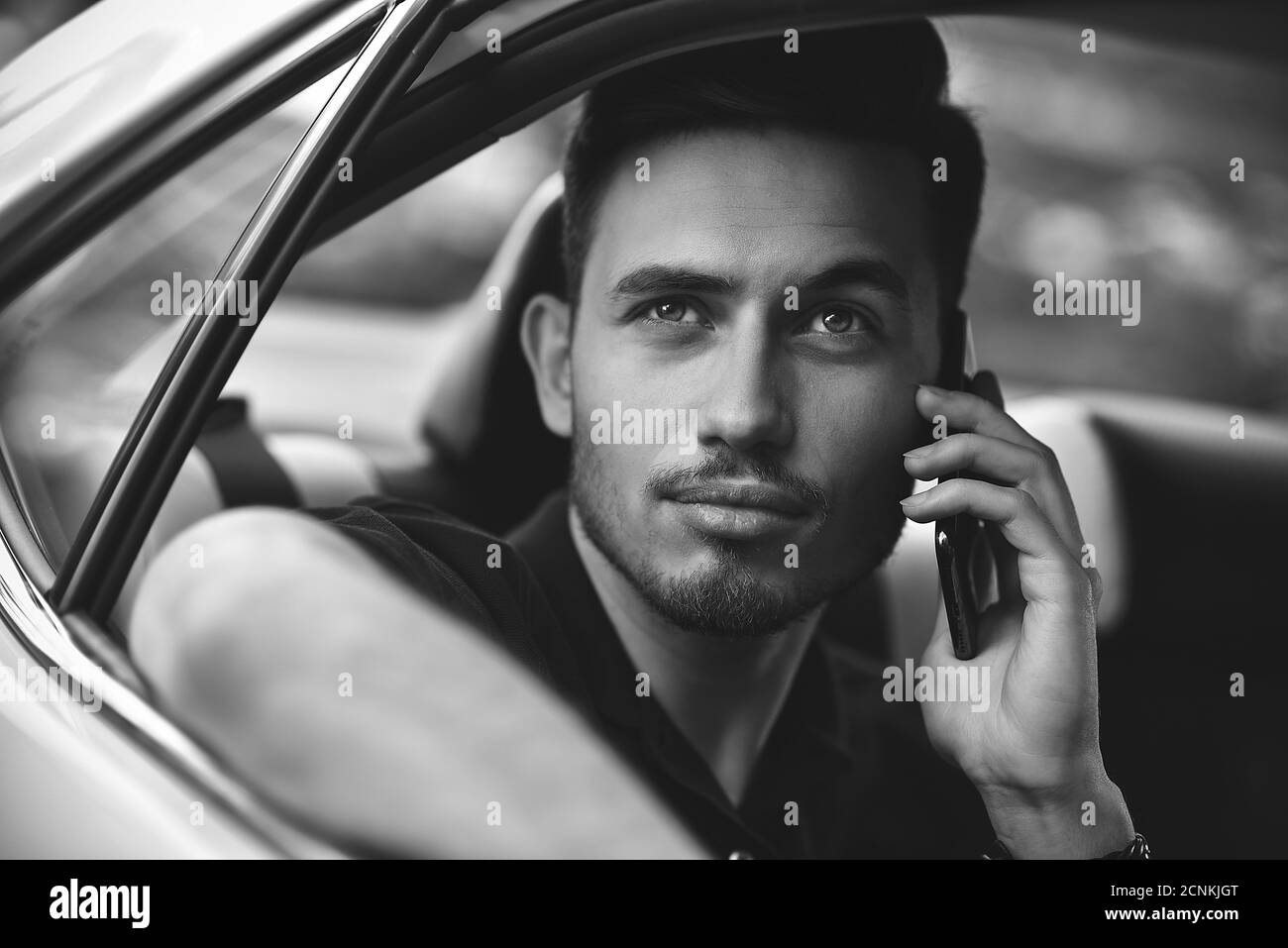 Passagier Geschäftsmann mit einem Smartphone auf dem Rücksitz des Autos. Stockfoto