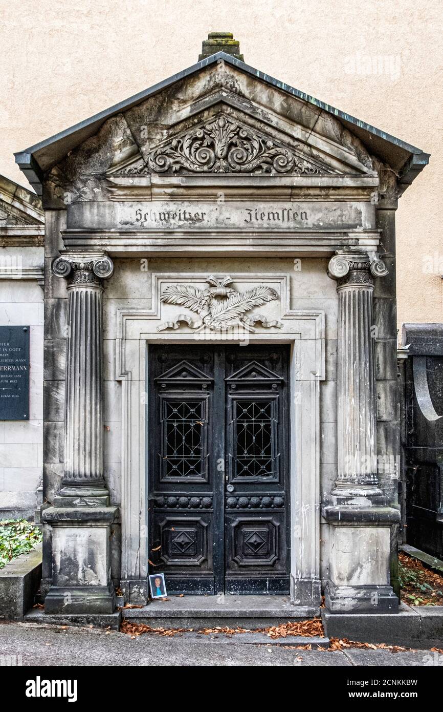 Alter St. Matthäus Kirchhof .Alter Matthäus-Friedhof,Schöneberg-Berlin. Grab mit Säulen & skulpturalen Giebel Stockfoto