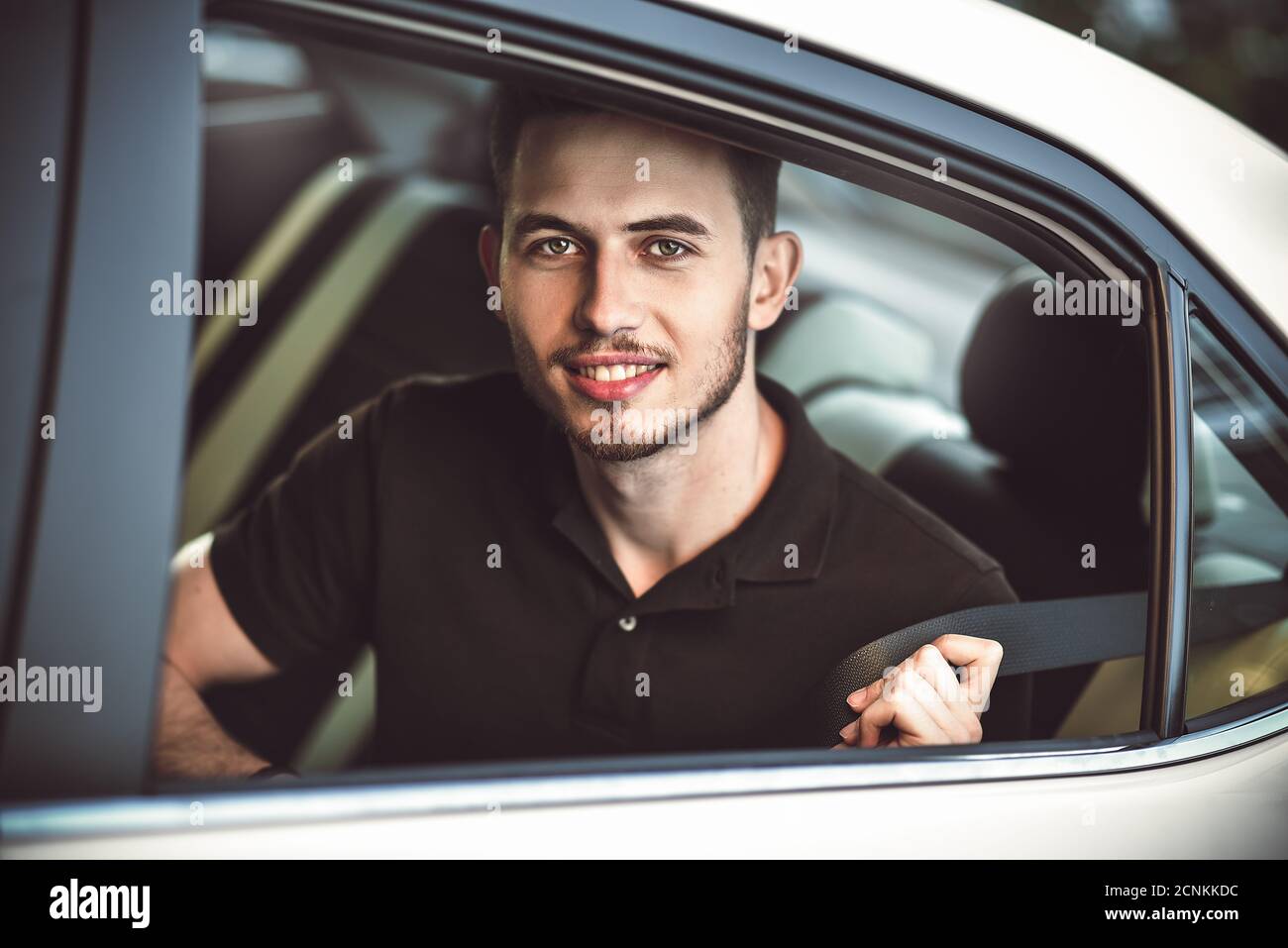 Beifahrer Mann Befestigung Sicherheitsgurt im Auto, Sicherheitskonzept. Stockfoto