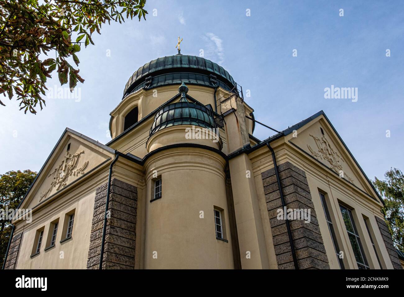 Alter St. Matthäus Kirchhof .Alter Matthäus-Friedhof,Schöneberg-Berlin. Barockkapelle des Architekten Gustav Werner mit grüner Kuppel Stockfoto