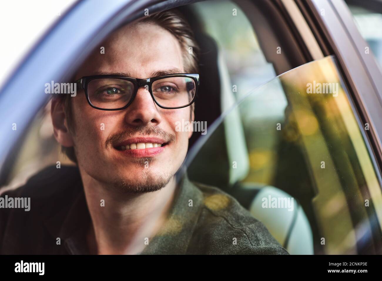 Nahaufnahme eines kaukasischen Mannes, der Auto fährt. Stockfoto