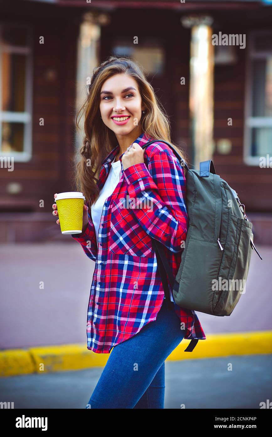 Super Mädchen im urbanen Stil Spaziergang in der Stadt mit Kaffee. Stockfoto