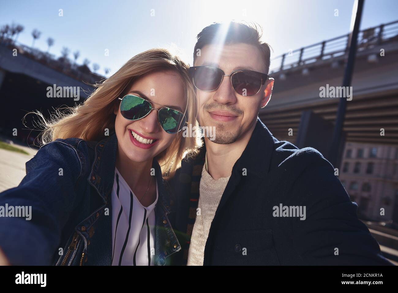 Glückliches junges Paar in Liebe nimmt eine Selfie portrait Stockfoto