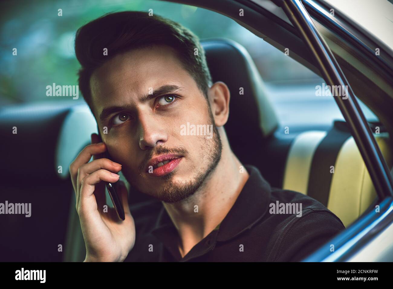 Passagier Geschäftsmann mit einem Smartphone auf dem Rücksitz des Autos. Stockfoto