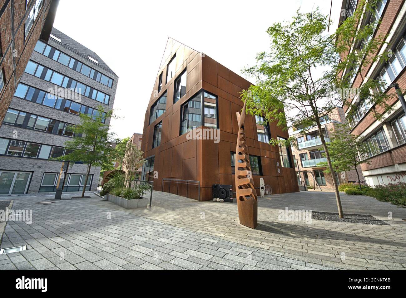 08/01/2020, Kiel, ein Wohnhaus mit Edelstahlfassade und Skulpturen des Künstlers Jorg Plickat in der Kieler Innenstadt. Das Roshaus liegt hinter dem Warleberger Hof, Alte Feuerwache / Platz des Kieler Friedens. Weltweite Nutzung Stockfoto