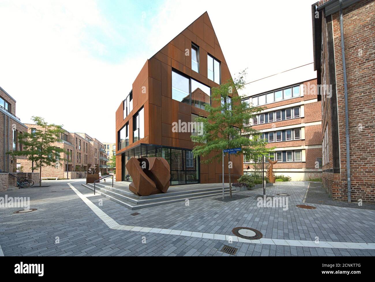 08/01/2020, Kiel, ein Wohnhaus mit Edelstahlfassade und Skulpturen des Künstlers Jorg Plickat in der Kieler Innenstadt. Das Roshaus liegt hinter dem Warleberger Hof, Alte Feuerwache / Platz des Kieler Friedens. Weltweite Nutzung Stockfoto