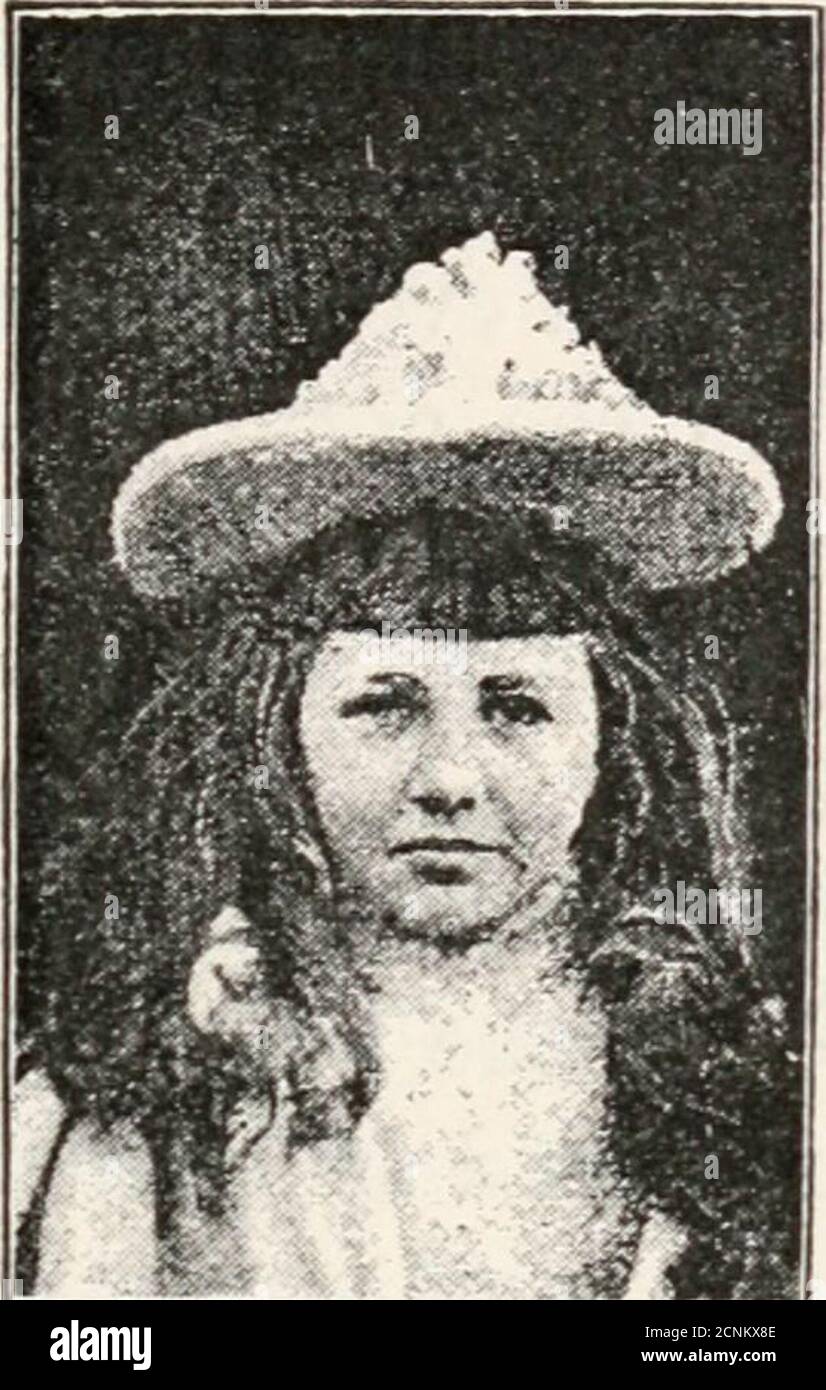 . Diese Hochsommerfeen . Gott zu tun, Bernie.ein Gott vergibt uns sehr viel – oh, so oft.also sollten wir anderen Menschen vergeben. So drängte Effie unter der duftenden wilden Hyazinthe, der Sonnenschein, der nach ihrem süßen ernsten Gesicht während fällt. Ich – davon habe ich nie zuvor etwas gesagt, sagte der kleine Junge. Wer hat dir all diese Dinge erzählt, Effie? Papa, das Kind antwortete. Er erzählt uns immer alles, 3^011 Wissen, Bernie, alles, was wir wissen sollten. Er liest es in Büchern, und dann schimpft er es tous, sos können wir verstehen. Miss Effie, Miss Effie, rief Annette an. Tislunch Zeit, ein, wenn Sie kommen, um mir zu helfen U Stockfoto