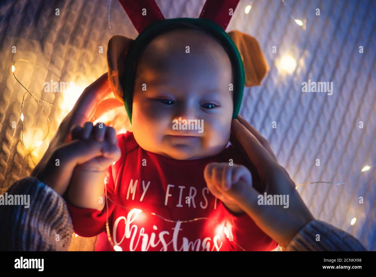 Kleines Mädchen auf dem Bett liegen, weihnachten Thema. Stockfoto