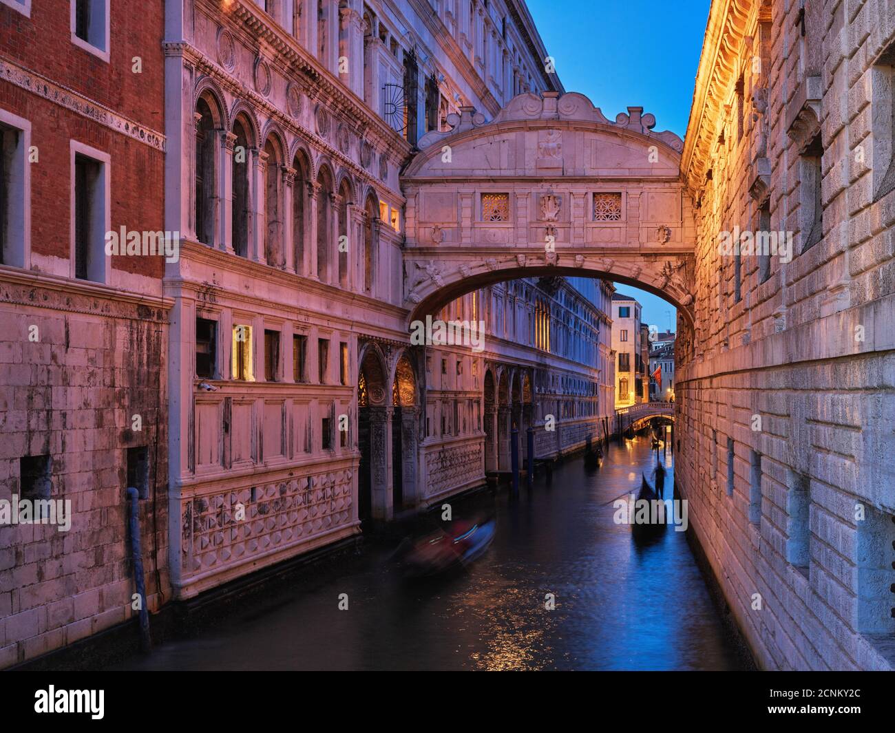 Palazzo, Gefängnis, Kanal, Wasser, Gondeln, Brücke, Abendstimmung Stockfoto