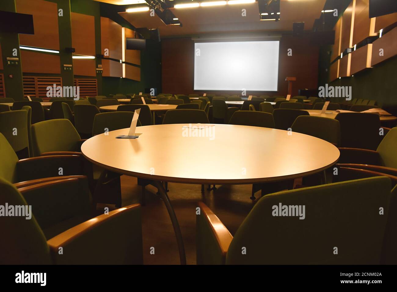 Interieur eines modernen Unternehmens Tagungsraum, niemand vor dem Meeting beginnt Stockfoto