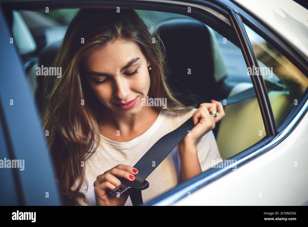 Attraktive Frau im Auto Stockfoto