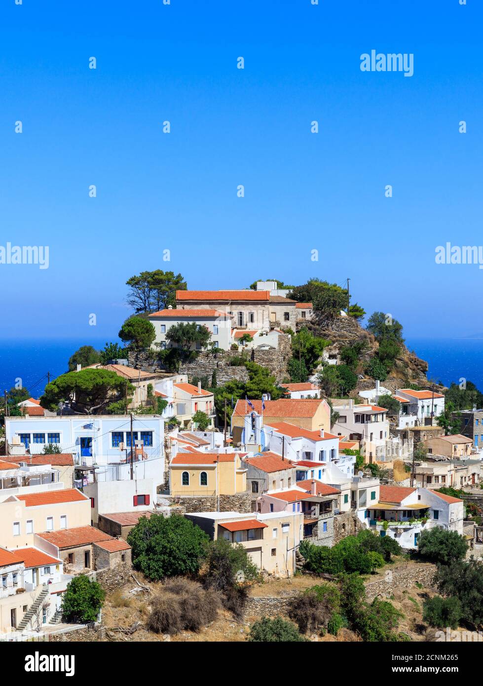 Griechenland, Insel Kea Tzia. Hauptstadt Ioulis, blauer Himmel Hintergrund, sonniger Tag. Vertikal Stockfoto