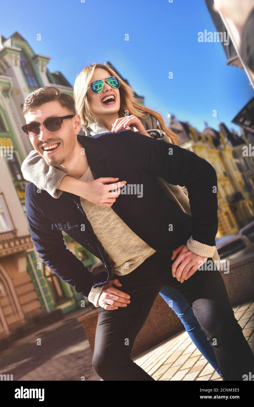 Glücklich Jüngling seine Freundin Huckepack Stockfoto