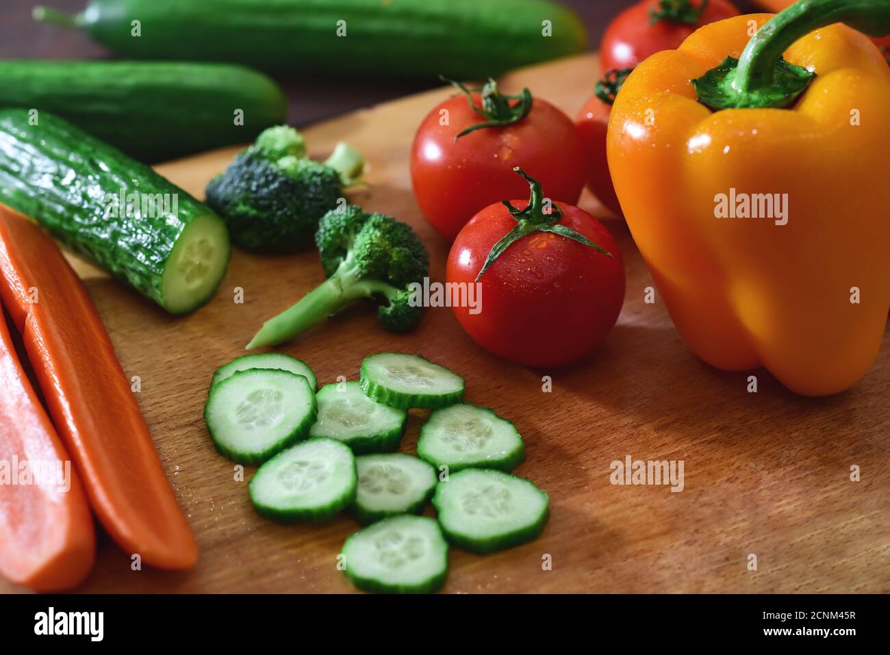 Frisches Gemüse liegt auf einem Holztisch. Stockfoto