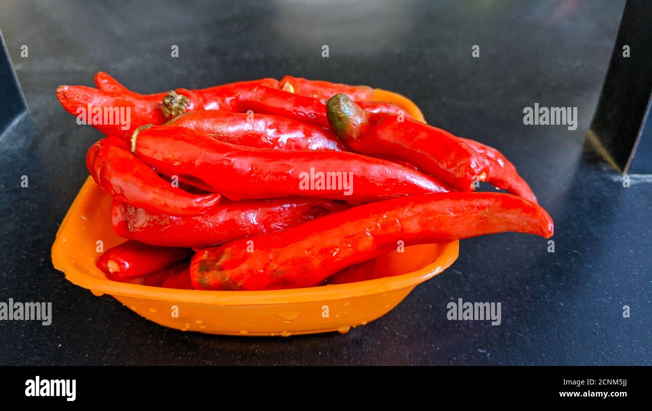 Rot getrocknete Chili in einer Schüssel mit weißem Hintergrund. Eine Schüssel mit saftigen roten indischen Chilischoten Stockfoto