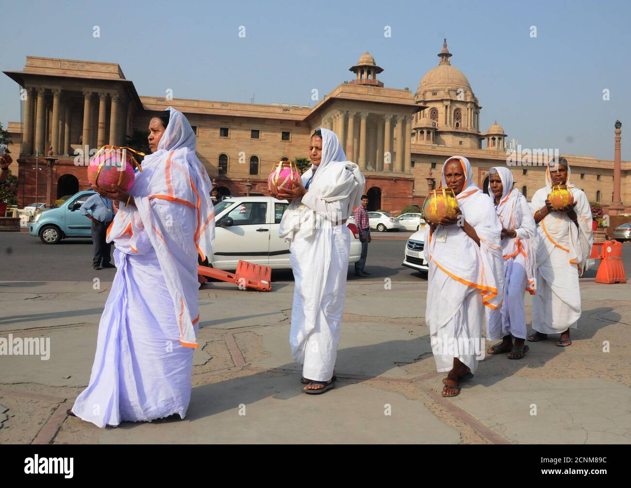 Witwen von Vrindavan laufen den Raisina Hill in Neu Delhi hinunter Um Premierminister Narendra Modi begrüßen ihn auf der Hindu Festival der Farben - Holi auf Fe Stockfoto