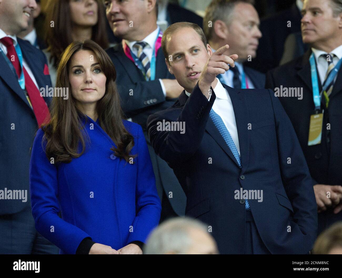 PRINZ WILLIAM UND CATHERINE, DIE HERZOGIN VON CAMBRIDGE, BEOBACHTEN DIE ERÖFFNUNGSZEREMONIE. RUGBY-WELTMEISTERSCHAFT 2015. BILDNACHWEIS : MARK PAIN / ALAMY Stockfoto