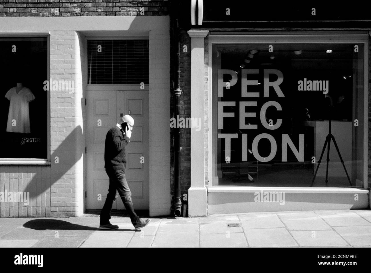 Mann am Telefon, LeicaStore und Galerie, Duke Street, Mayfair, London, Großbritannien, England Stockfoto