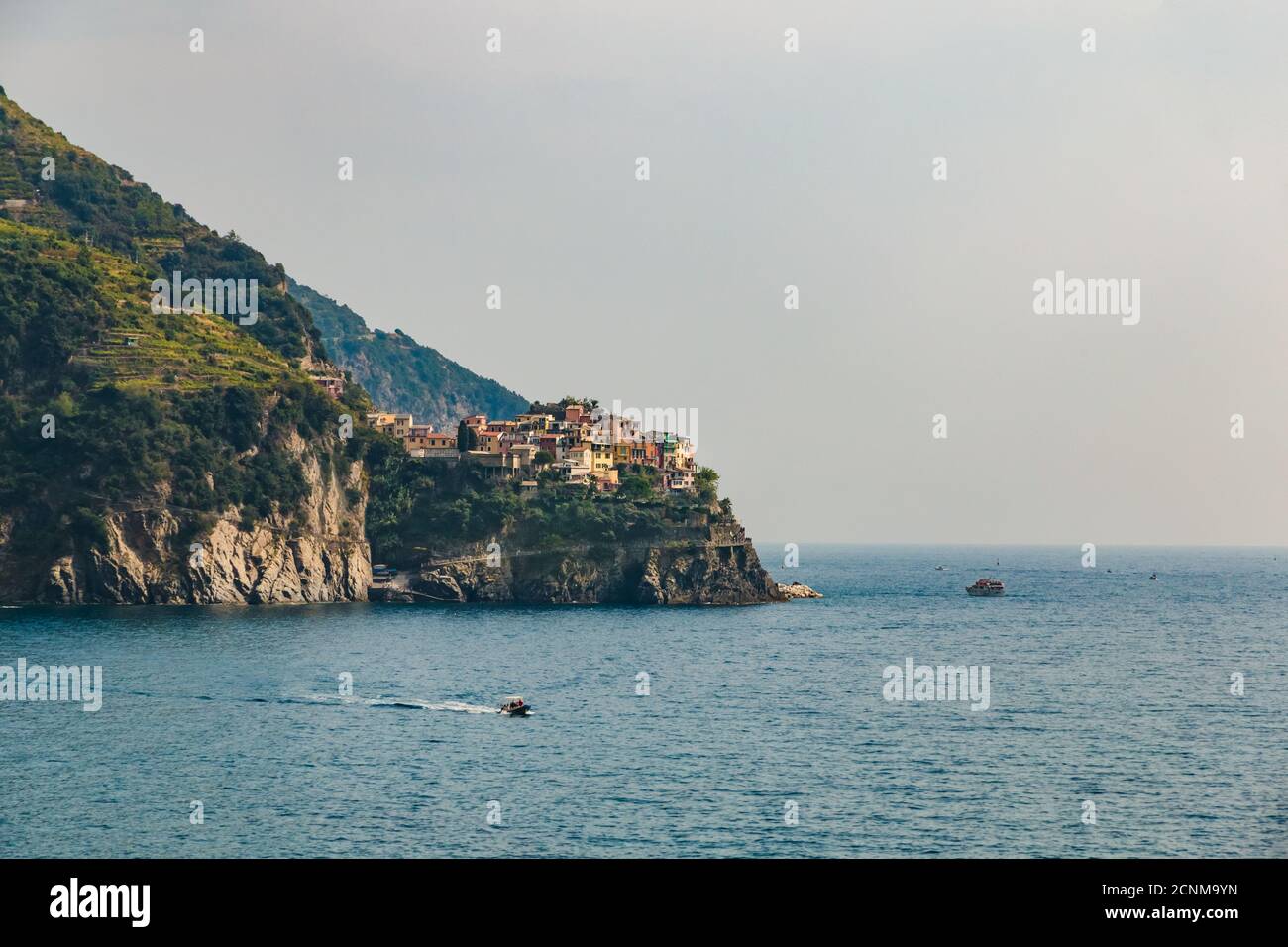 Schöne Panorama-Landschaft Blick auf Manarola, die zweitkleinste der berühmten Cinque Terre Städte. Die kleine Stadt mit ihren bunten Häusern und... Stockfoto