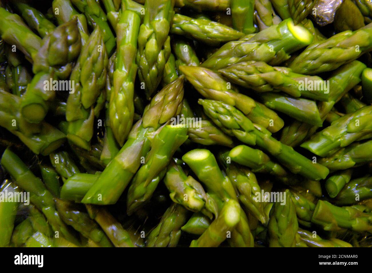 Frisch geernteter grüner Spargel auf dem Markt, Gemüse und gesunde Ernährung Stockfoto