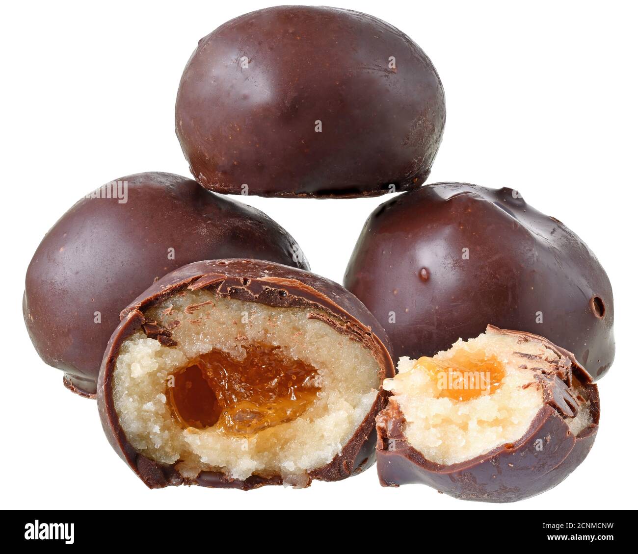 Schokolade Marzipan Bar mit Fruchtfüllung isoliert auf weißem Hintergrund. Stockfoto