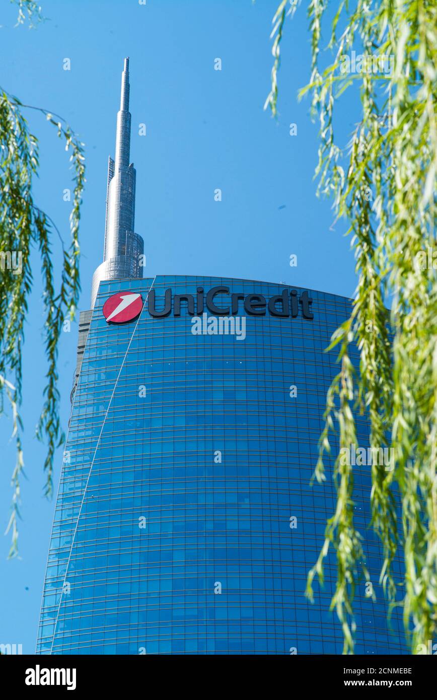 Mailand, Lombardei, Italien, Torre UniCredit neben dem bepflanzten Wohnhaus Bosco Verticale, Stockfoto