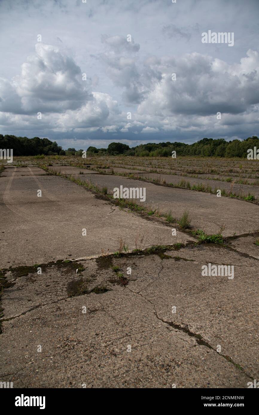 Wisley Airfield (disused) für Gehäuse entwickelt werden. Surrey, Großbritannien Stockfoto