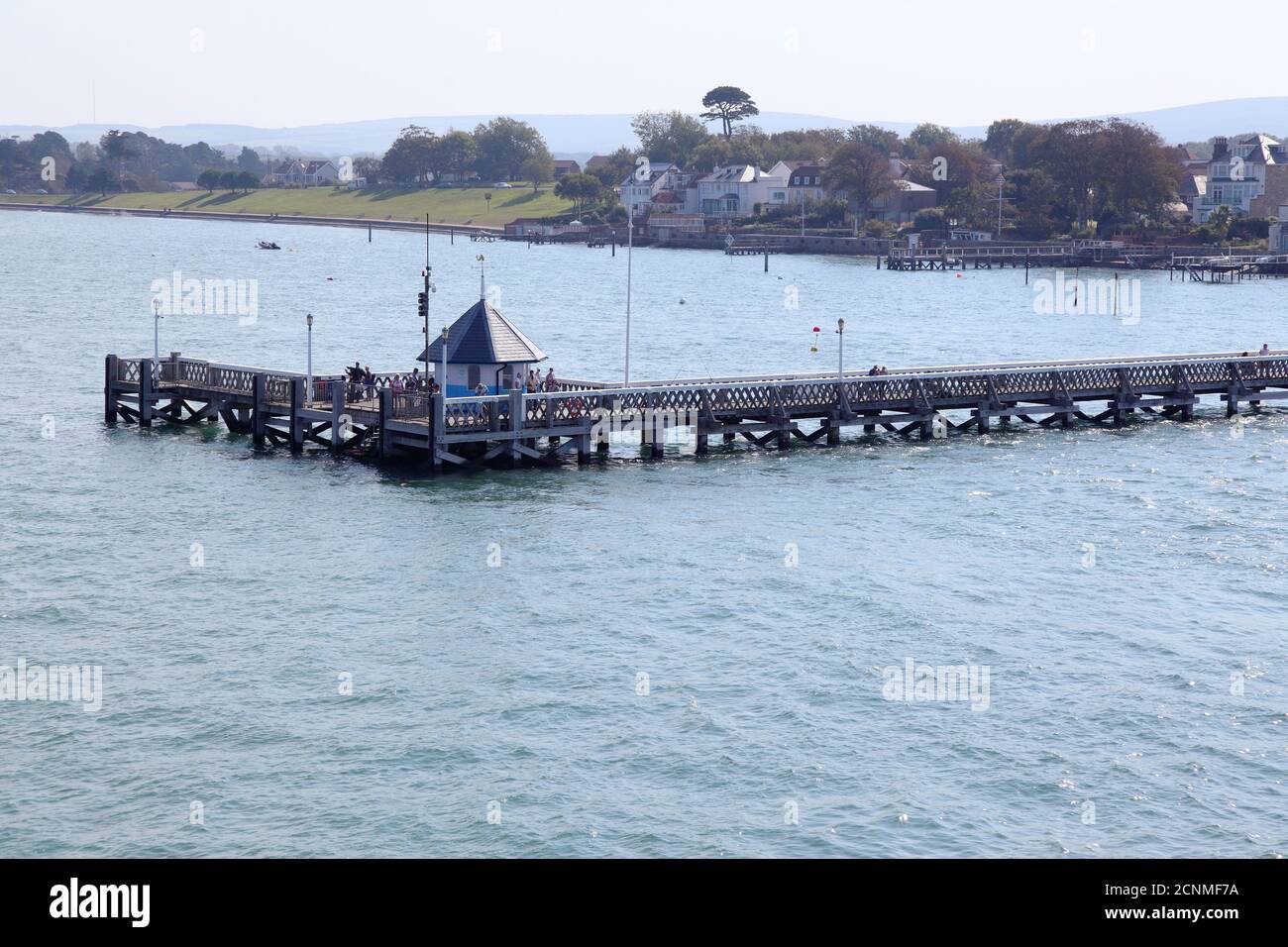 Grade II gelistet Yarmouth Pier, Isle of Wight. Holzsteg aus grünem Holz. Stockfoto