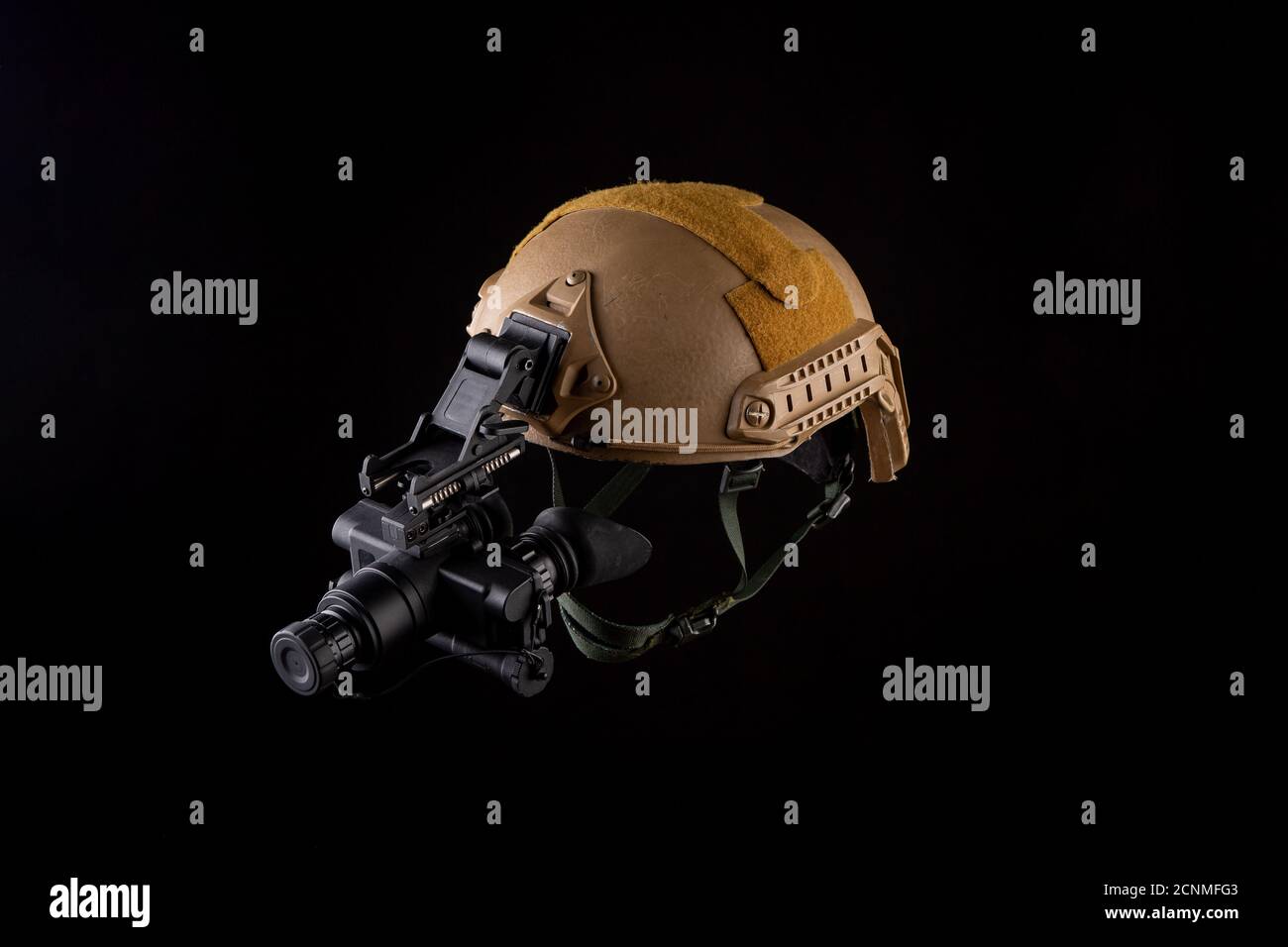 Nachtsichtgerät am Helm befestigt. Ein spezielles Gerät für die Beobachtung im Dunkeln. Ausrüstung für Militär, Polizei und Spezialeinheiten. Stockfoto