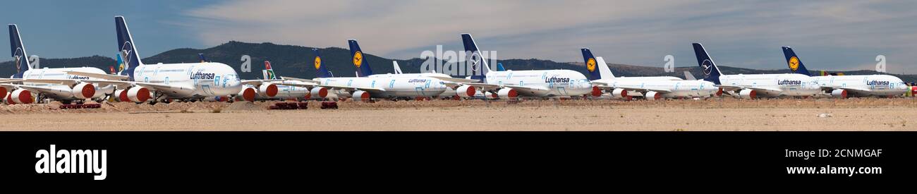 Teruel, Spanien - 17. August 2020: Mehrere Lufthansa Airbus A380 lagern am Flughafen Teruel, Spanien. Stockfoto