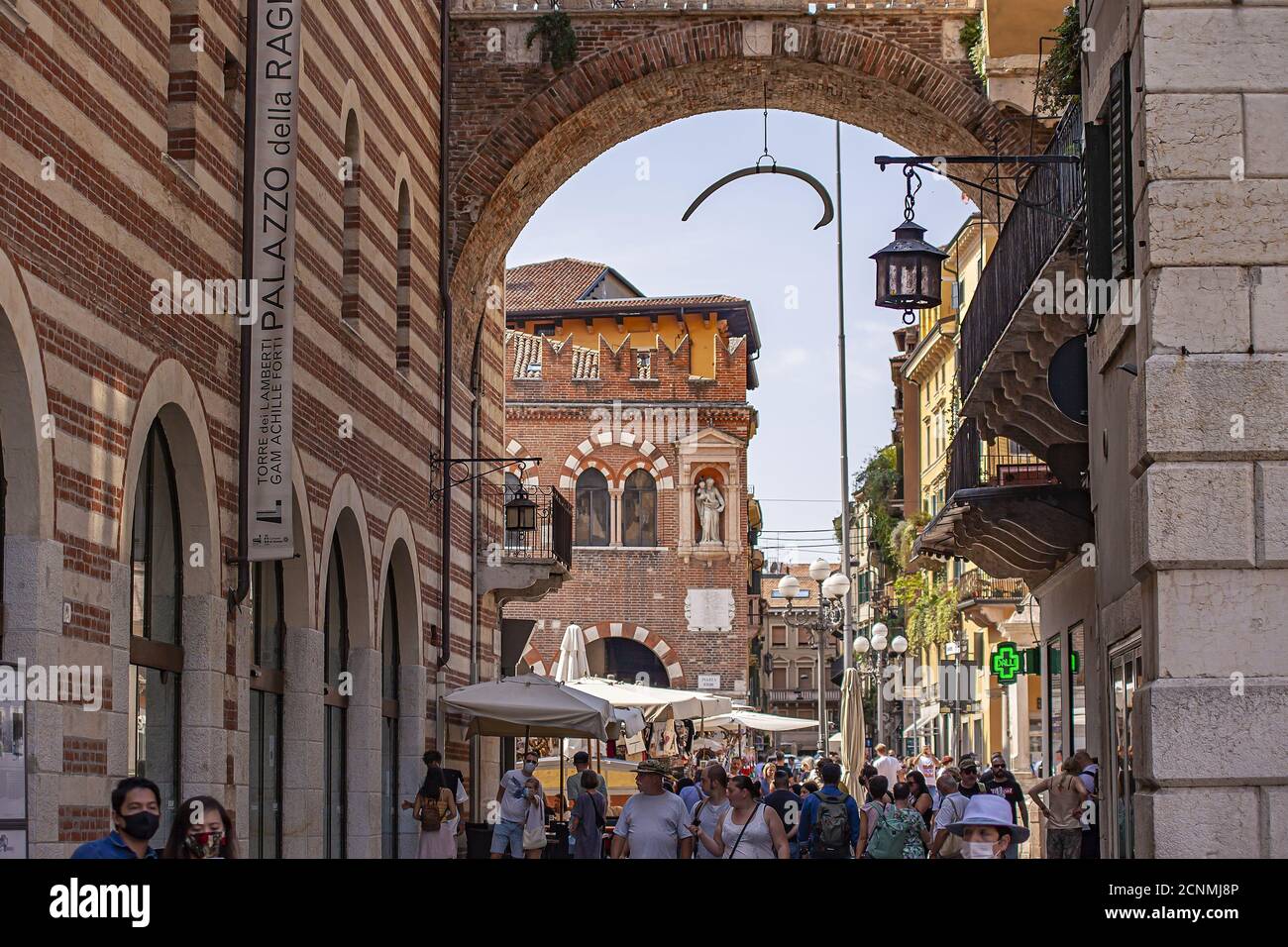Piazza dei Signori in Verona voller Menschen 3 Stockfoto