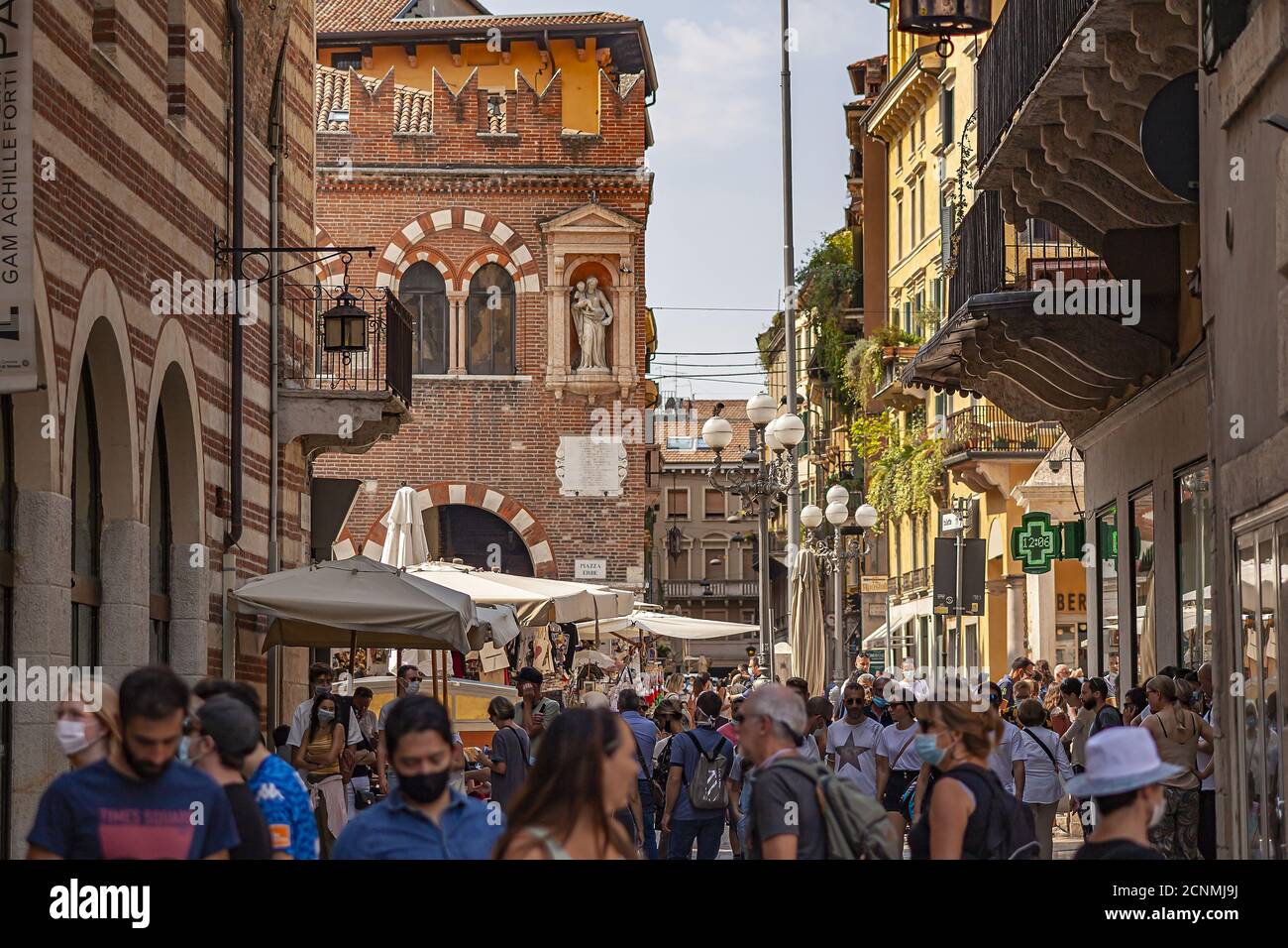 Piazza dei Signori in Verona voller Menschen 2 Stockfoto